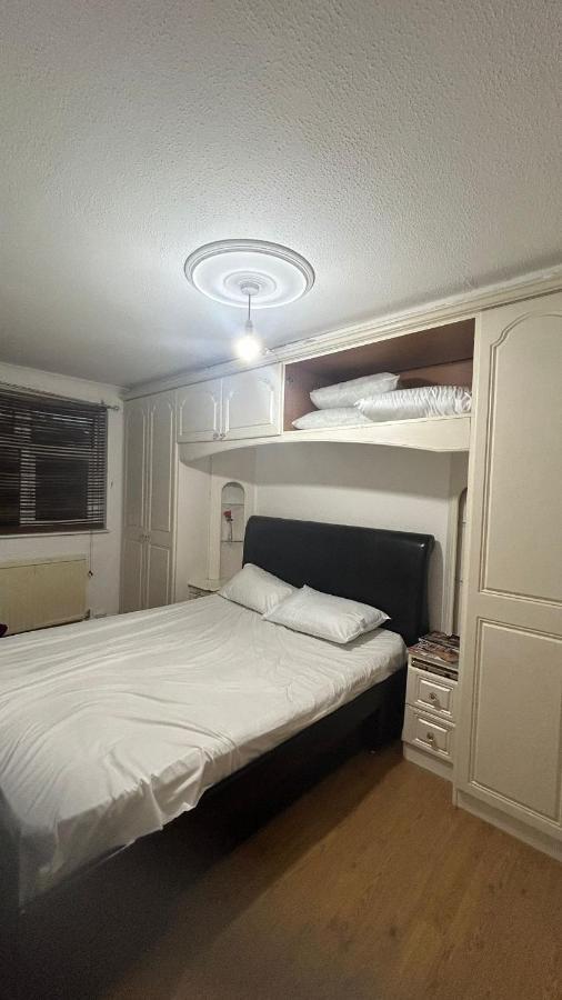 Home Away In A Close Thamesmead  Екстер'єр фото